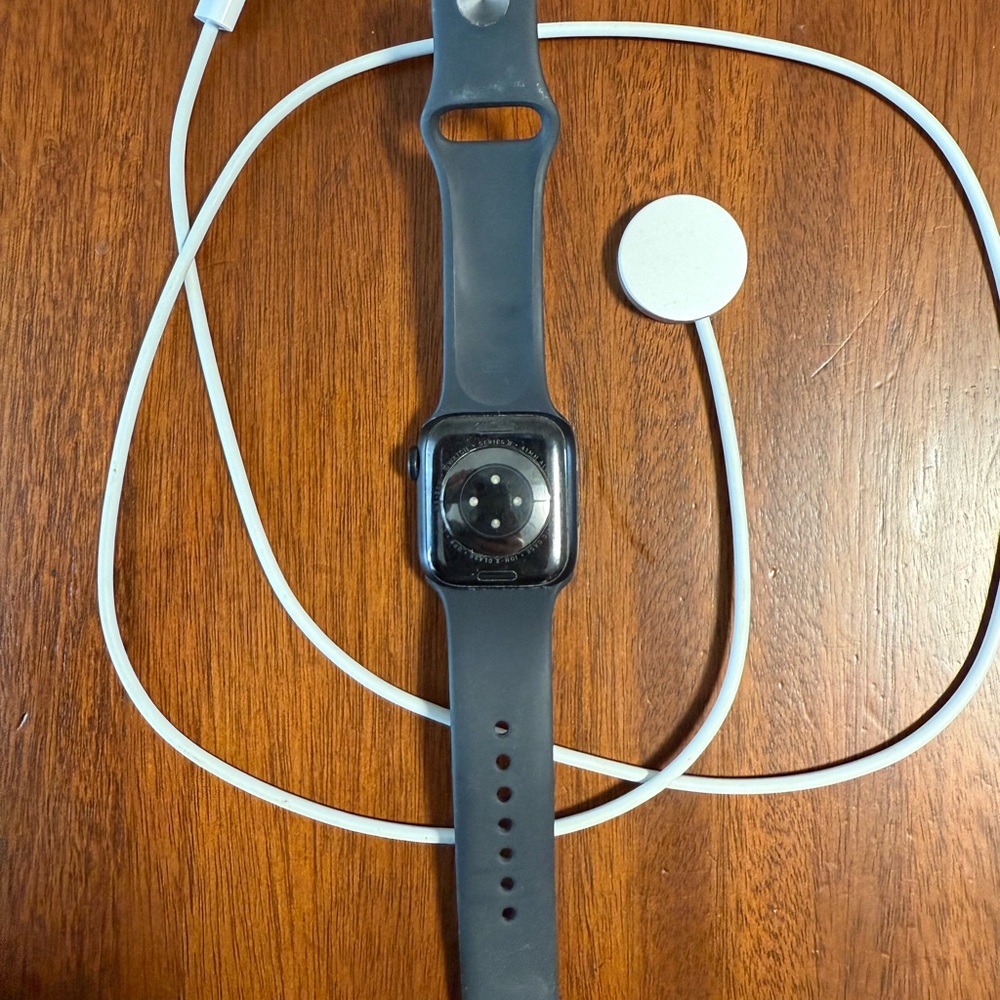 Apple Watch Series 8 with Black Band 41mm - Picture 3 of 3